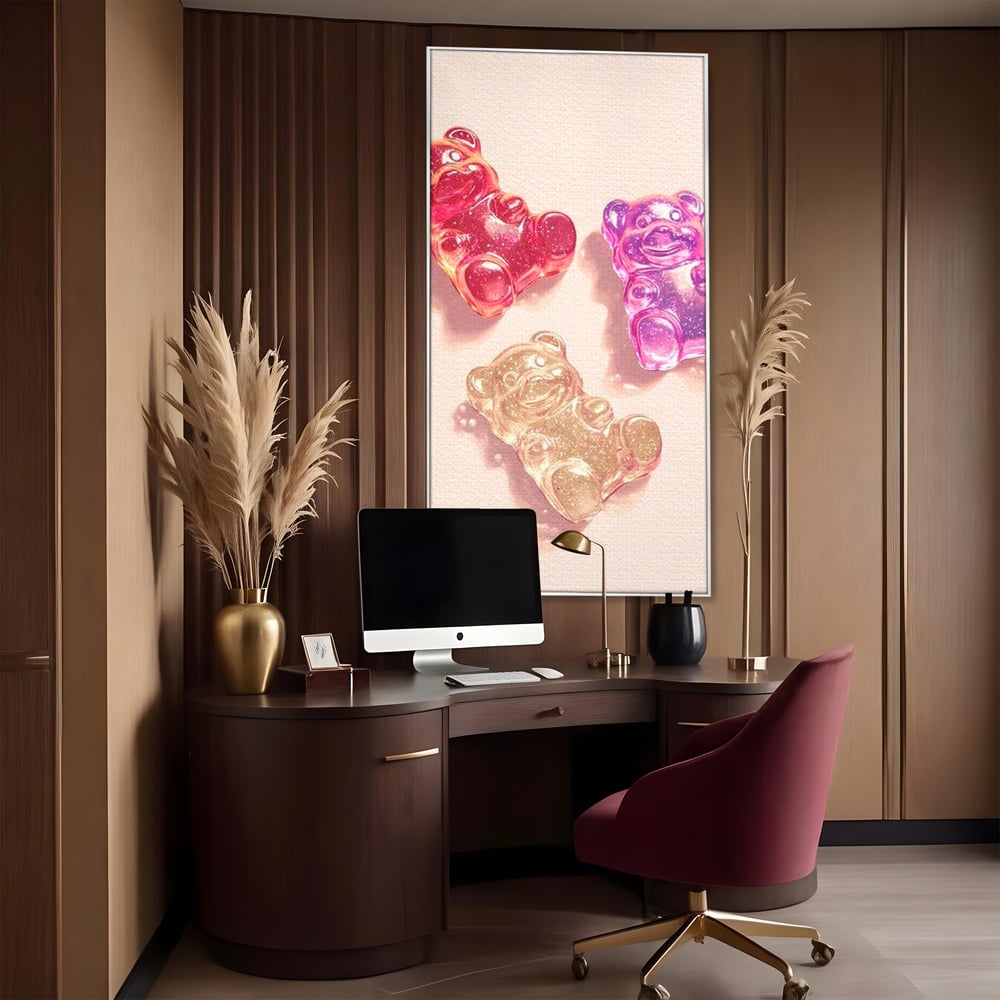 Tablou canvas cu tablou canvas cu trei ursuleti gelee, in rama de aluminiu argintiu, pe perete intr-un birou